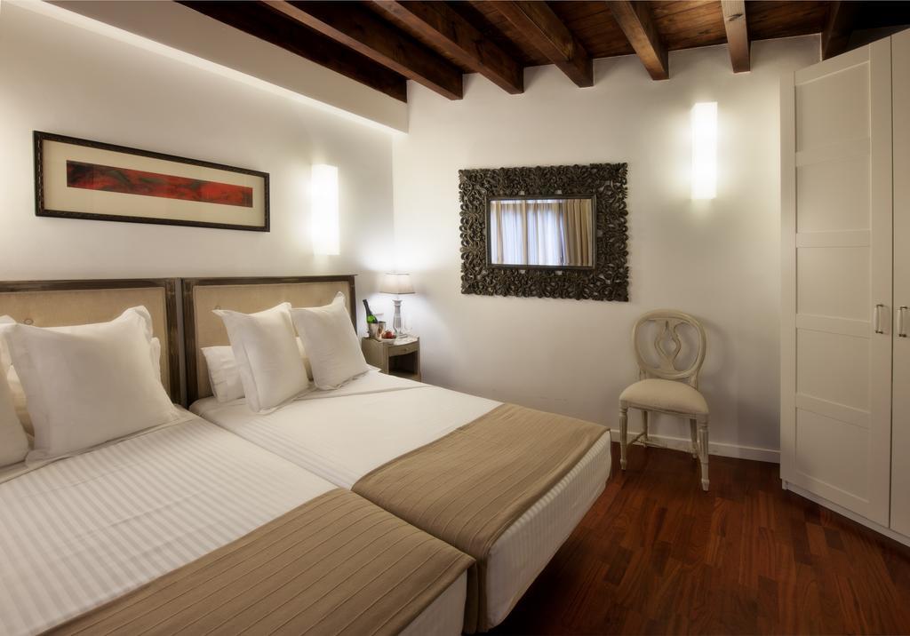 Apartamentos Abad Toledo Bilik gambar